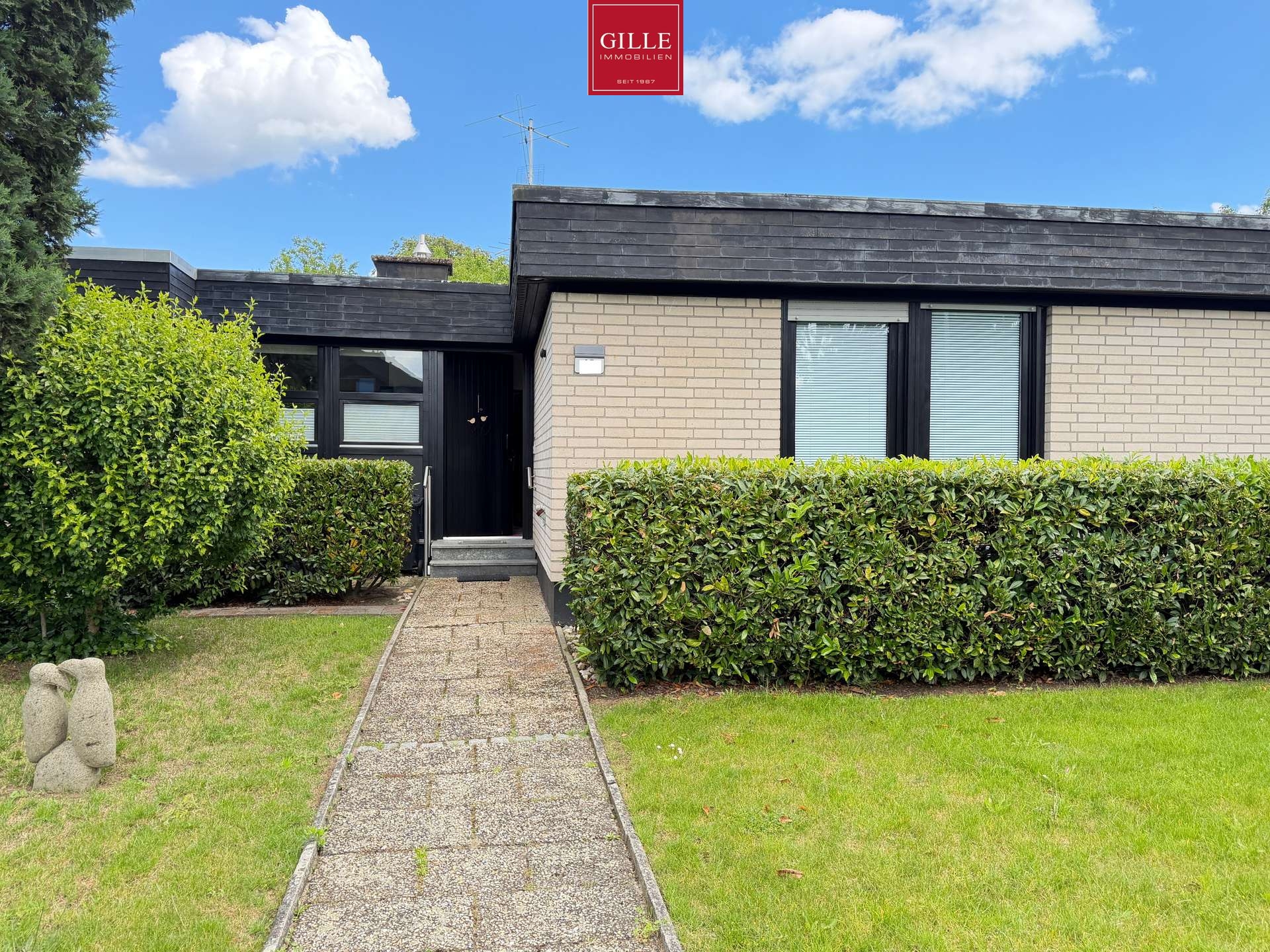 Kaarst-Holzbüttgen: Sehr gepflegter Familienbungalow im Edelsteinviertel mit gr. Garten und Garage